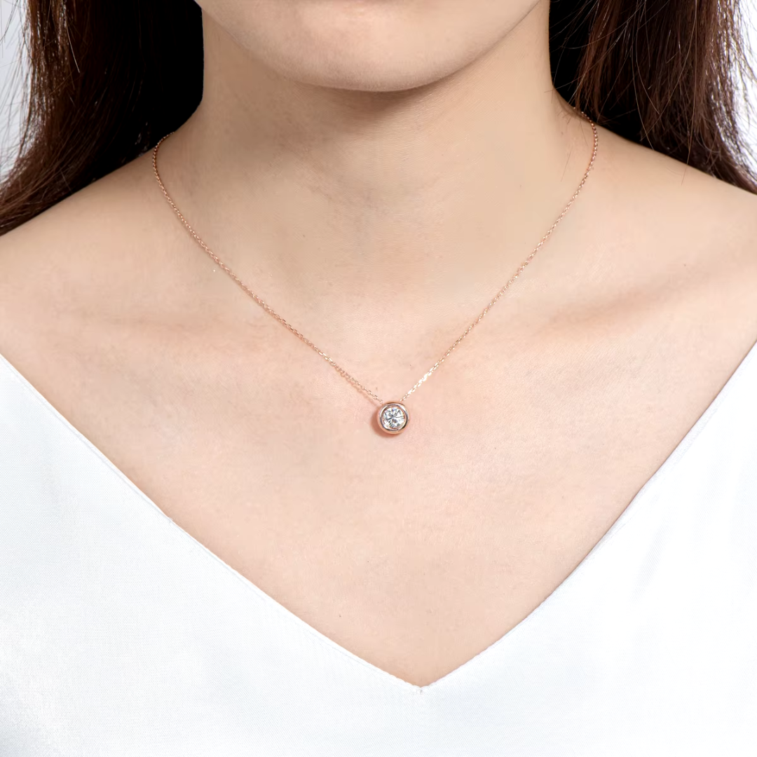 Ember glem Round Bezel Pendant Necklace