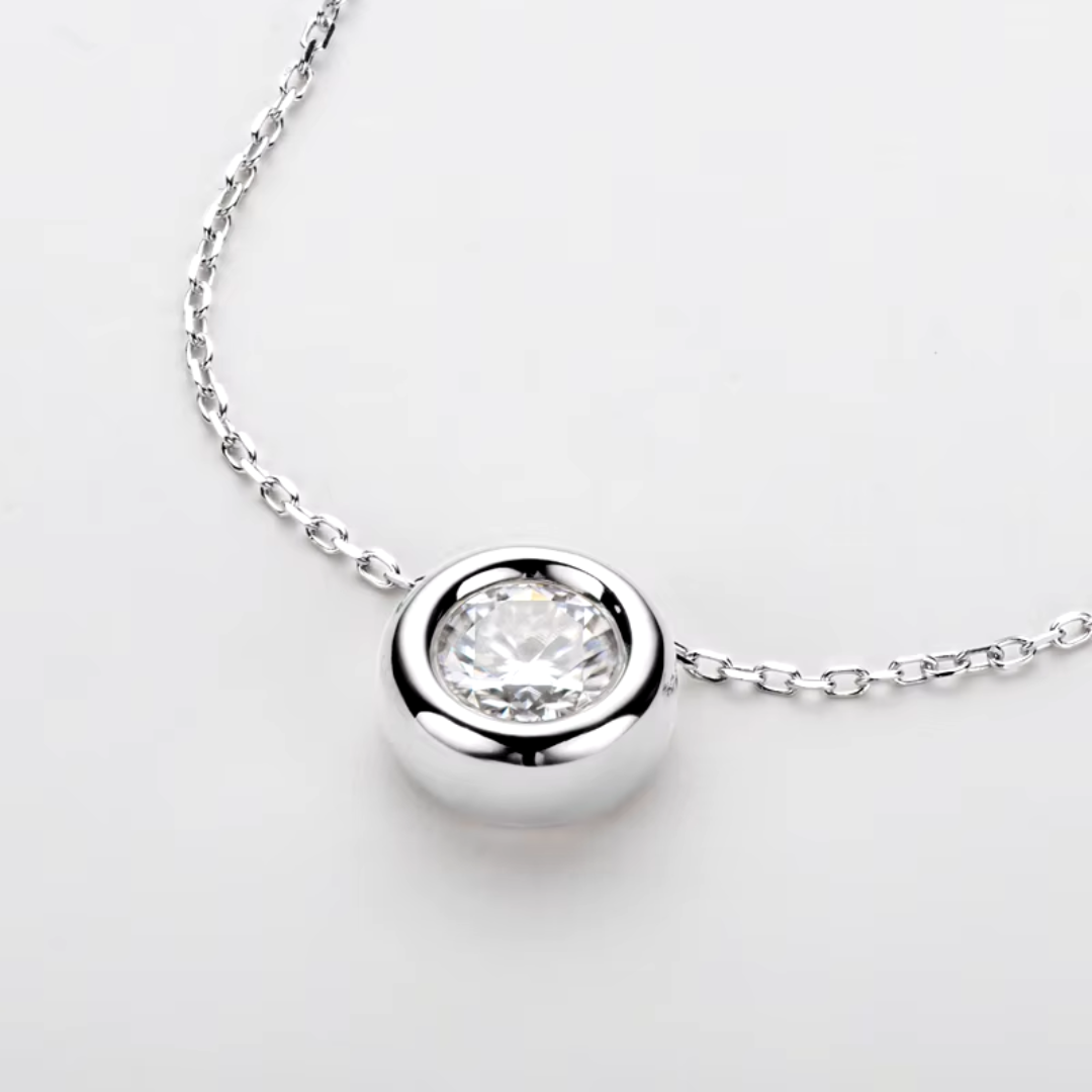 Ember glem Round Bezel Pendant Necklace